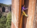 瑞士女教师徒手攀爬峭壁 惊心动魄